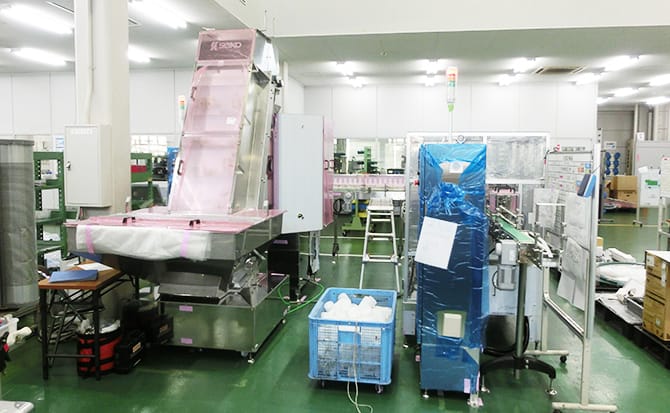 容器整列供給機、ライン式エアークリーナー